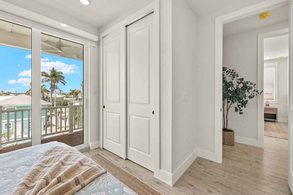 5583 Sun & Salt Retreat: 5br/4.5ba New Pool Home! 5 Bedroom Home