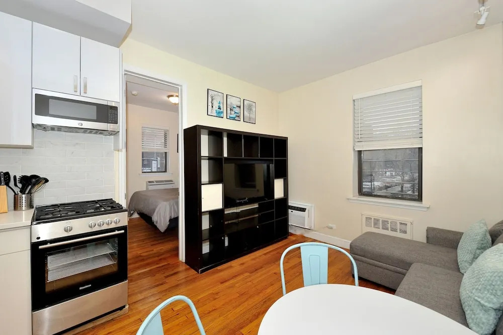 Comfy 1 Bed 1 Bath Apartment in NYC