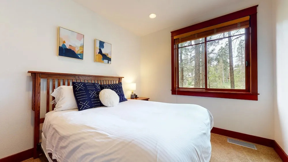 Timbers 15 Private Hot Tub, 2 Car Garage, Washer Dryer, Large Townhouse by RedAwning