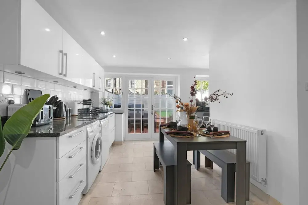 Luxury 3BR 2BA with Hot Tub and Garden