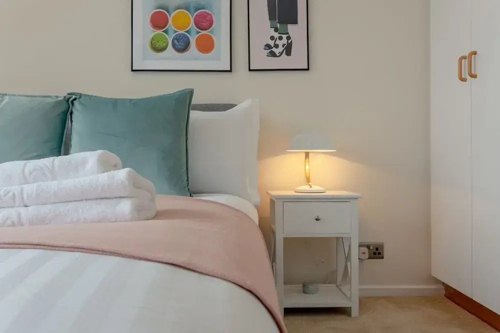 2 Bedroom Thames Apartment With Stunning Views