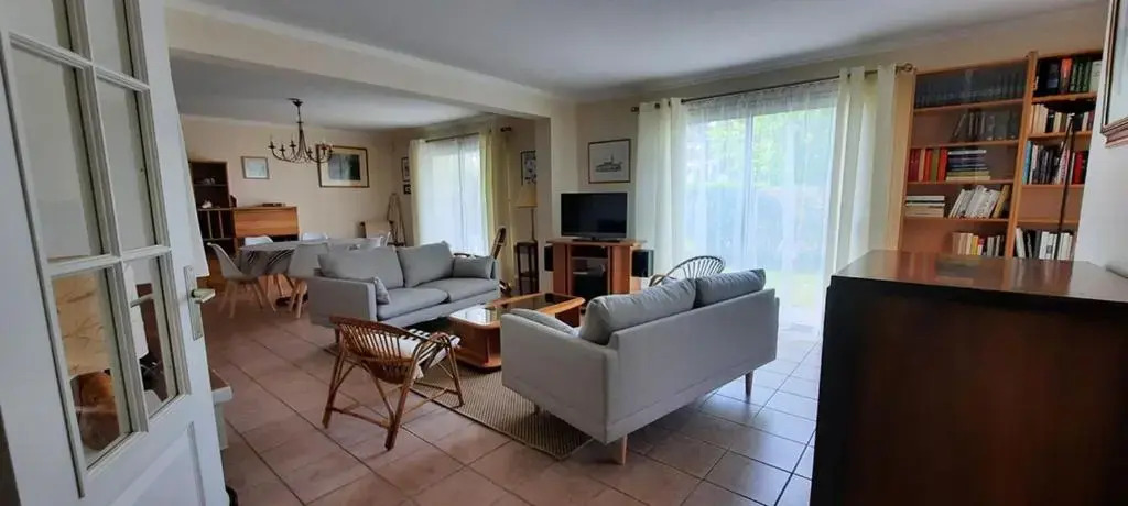 Sumptuous Holiday House Near The Beaches