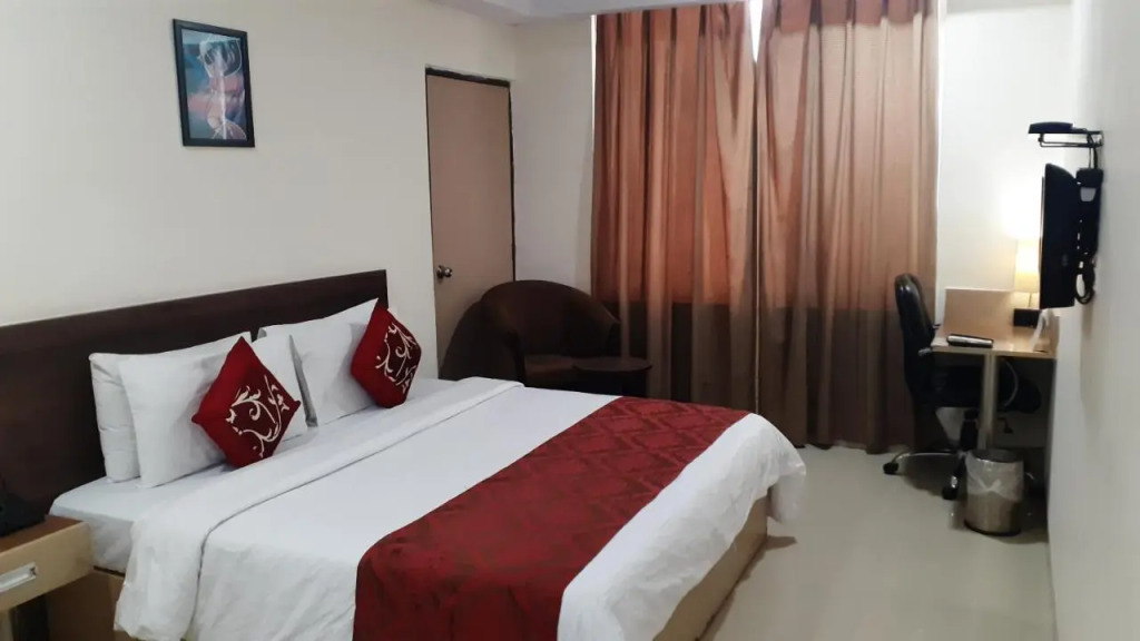 Hyphen Grand Hotel