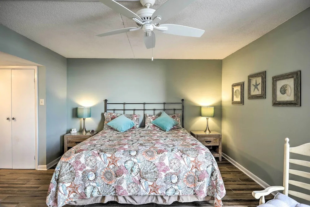 Chic Myrtle Beach Seaside Escape w/ Pool Access!