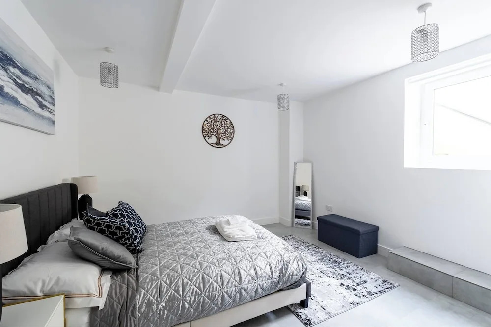 2 Bed Stylish Central Rochester Apartment Sleeps 4 Netflix Work Space