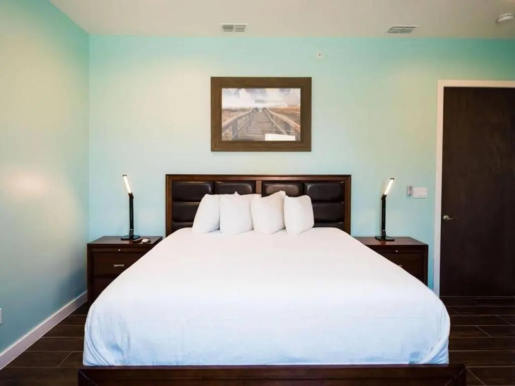 5 BEDROOM BEACHFRONT CONDO - 4th Floor
