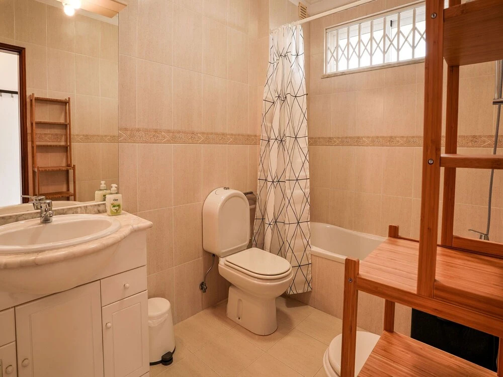 Excellent one Bedroom Apartment in Meia Praia, With Communal Pool