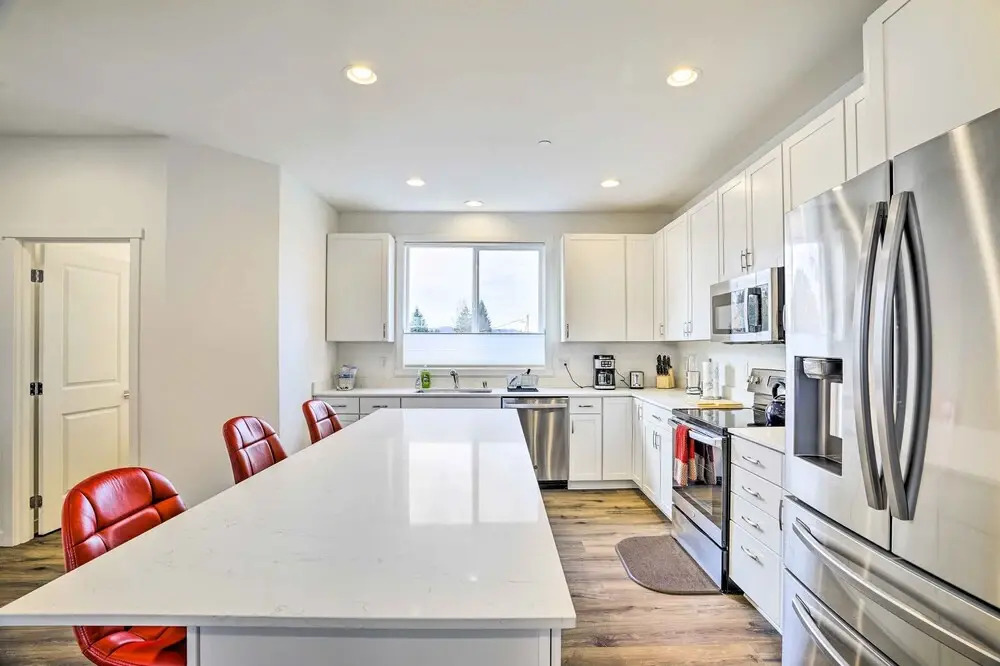 Modern Monroe Home - Private Yard & Mtn Views