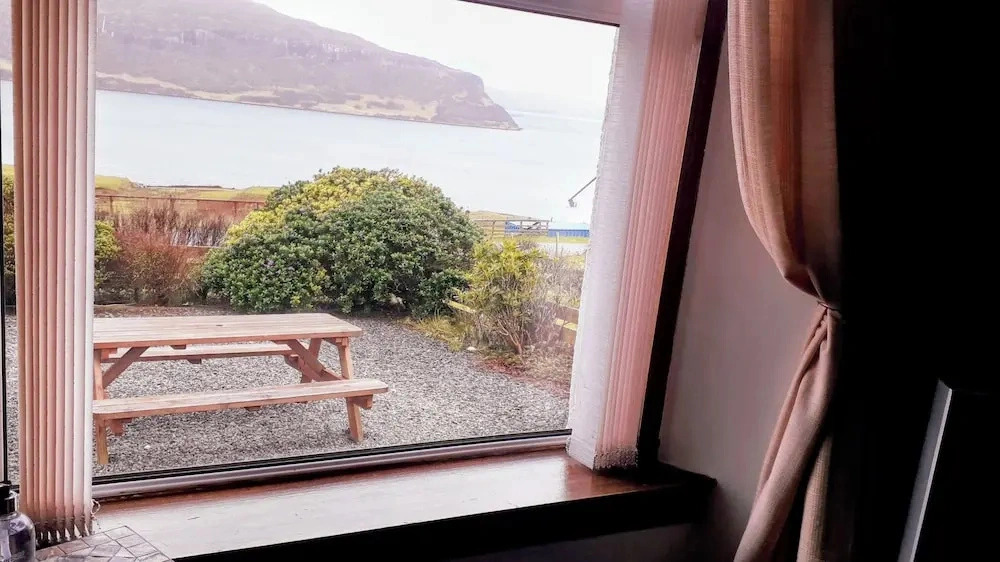 2 Bed House - Sleeps 6 - Pets - Parking - Wifi