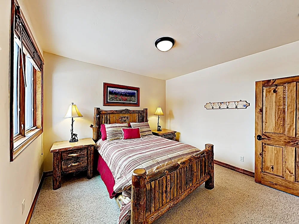 New Listing! Huge Townhome W/ Private Garage 4 Bedroom Townhouse