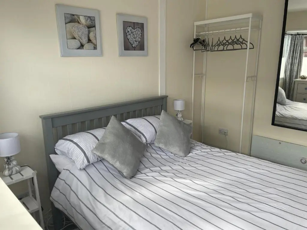 Pebbles 144 South Shore 2 bed chalet 2 dog friendly, sleeps 4