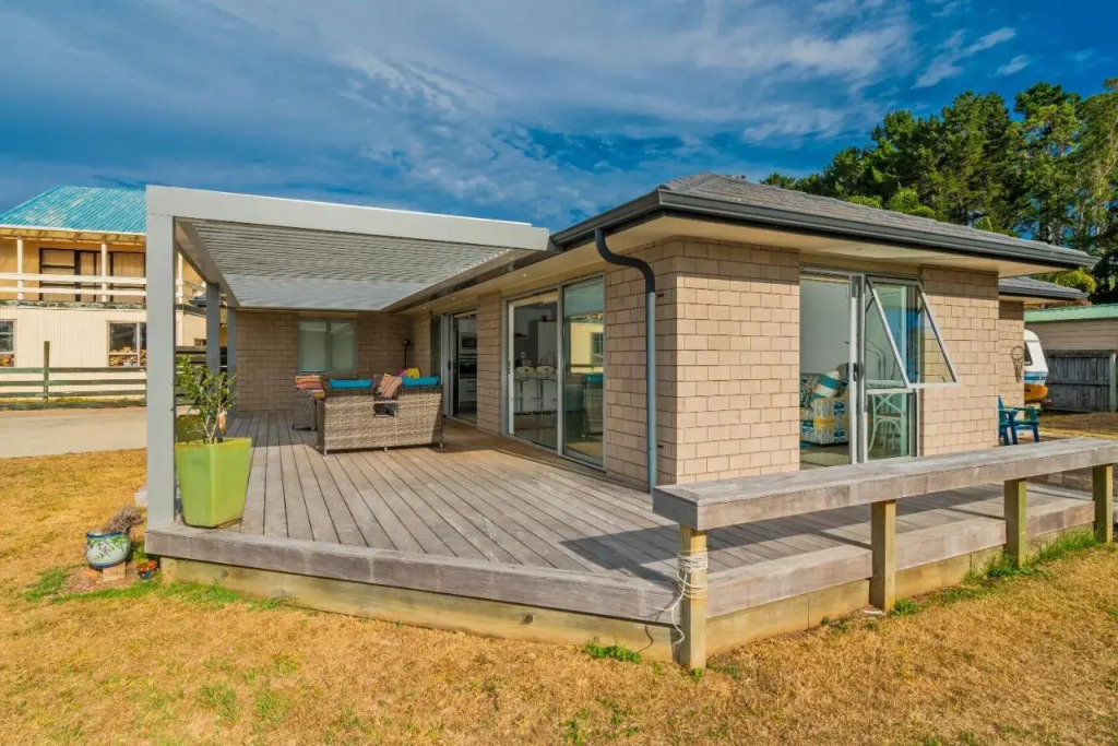 Roses Beach Pad - Matarangi Holiday Home