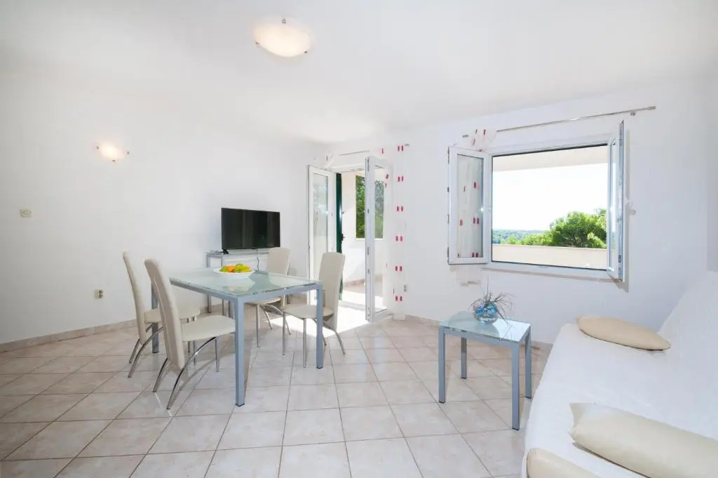 Apartment Milna - with Swimming Pool & Amazing Seaviews, above Bijaka Beach
