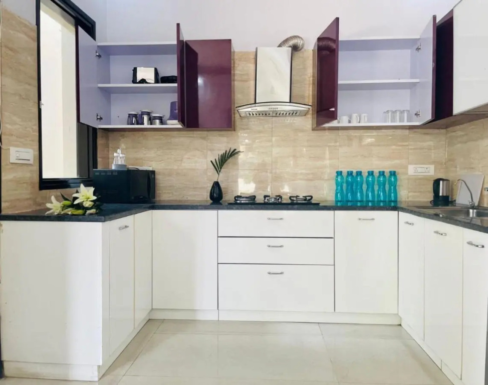 Bluo 3Bhk - Dlf Galleria - Bathtub, Balcony