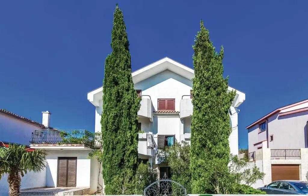 Three-Bedroom Apartment Jadranovo with an Outdoor Swimming Pool 08