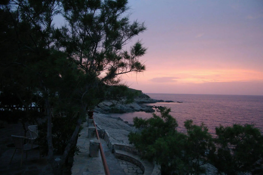 Cavos Bay Hotel & Studios