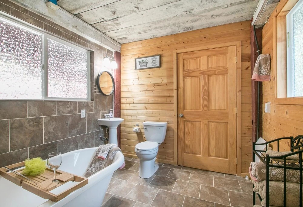 Log Hauler Haus Apartment 3 NW Comfy Cabins