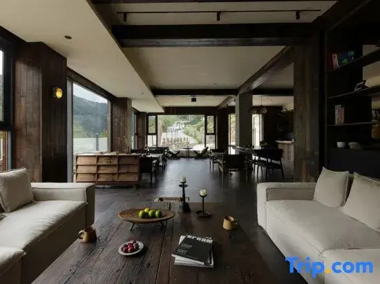 Luxury Mountain View Hot Spring Resort (Private Oxygen Spa Hotel at the Foot of the Snowy Mountain)