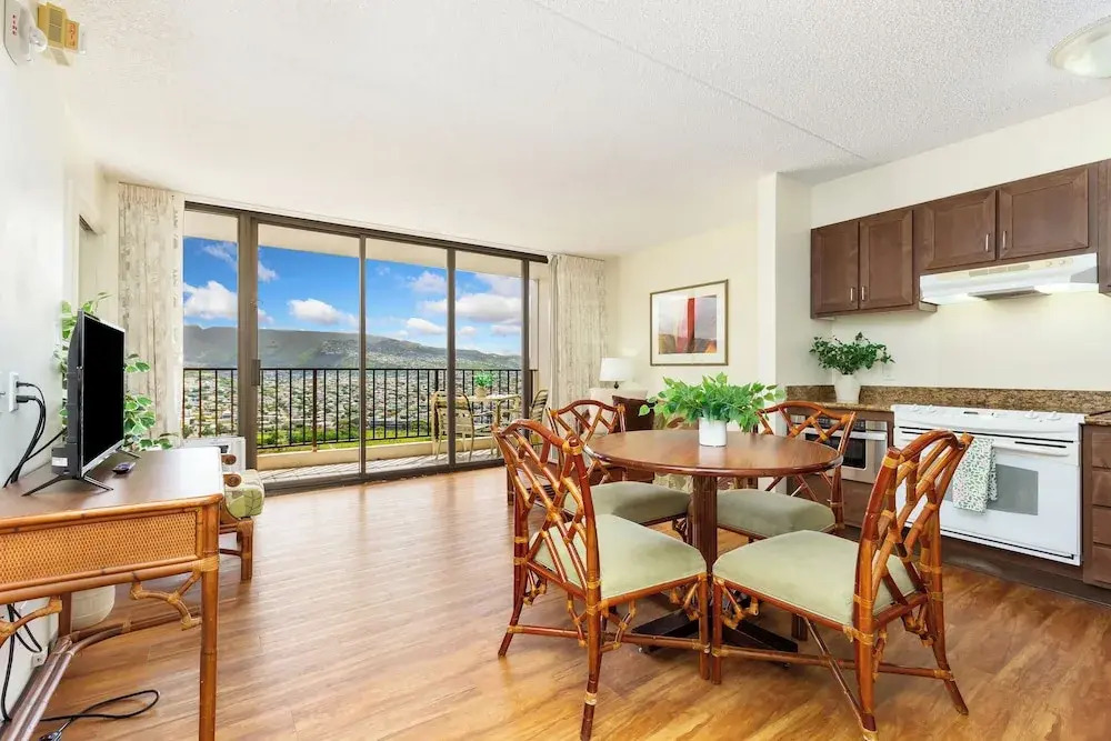 Waikiki Banyan 3409