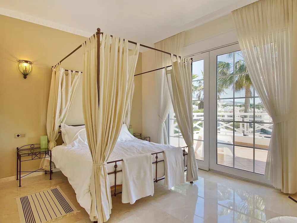 Gorgeous Villa in Benalmádena with Hot Tub & Pool