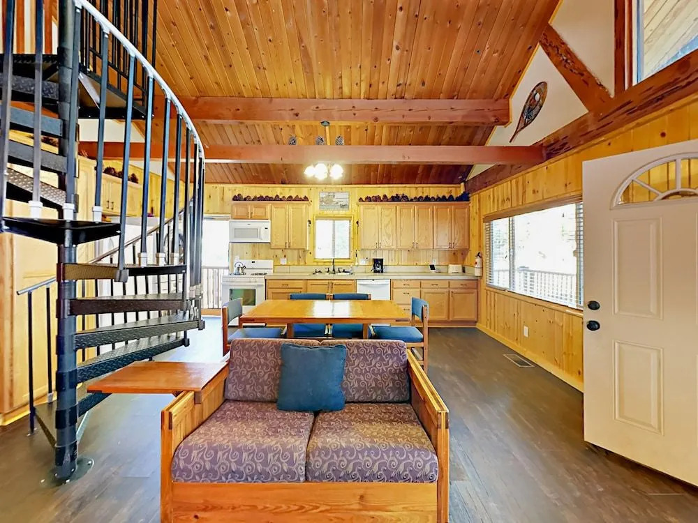 880 Edgemoor Rd Cabin