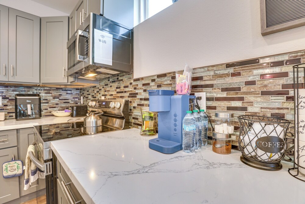 Houston Upgrade! Spacious + Modern Unit Near UH