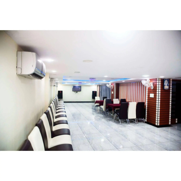 Vista Rooms At M.P Nagar