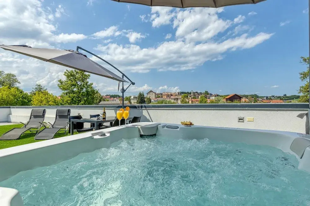 Rooftop Home With Whirlpool & Sauna