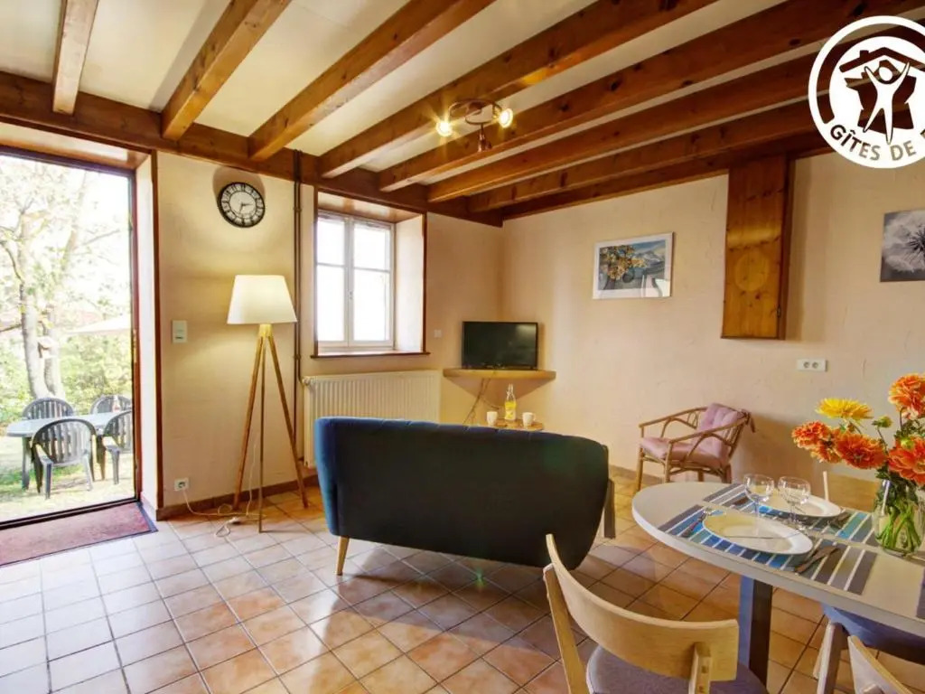 Gîte Les Hortensias à Pralong - Charme et Confort pour 4 Pers avec Internet - FR-1-496-117