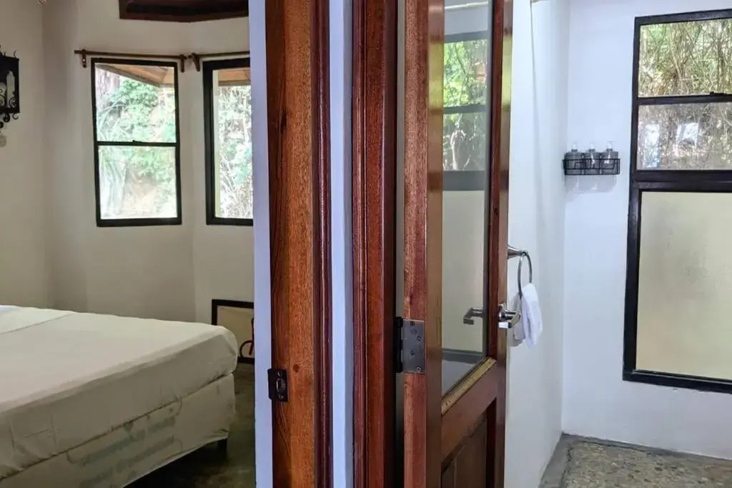 Shankton Harbour 3 Bedroom 4 Bathroom Beach House w Private BEACH SEA path