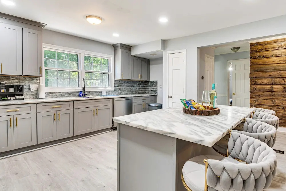 Spacious Home w/ Hot Tub, 14 Mi to Downtown Atl!