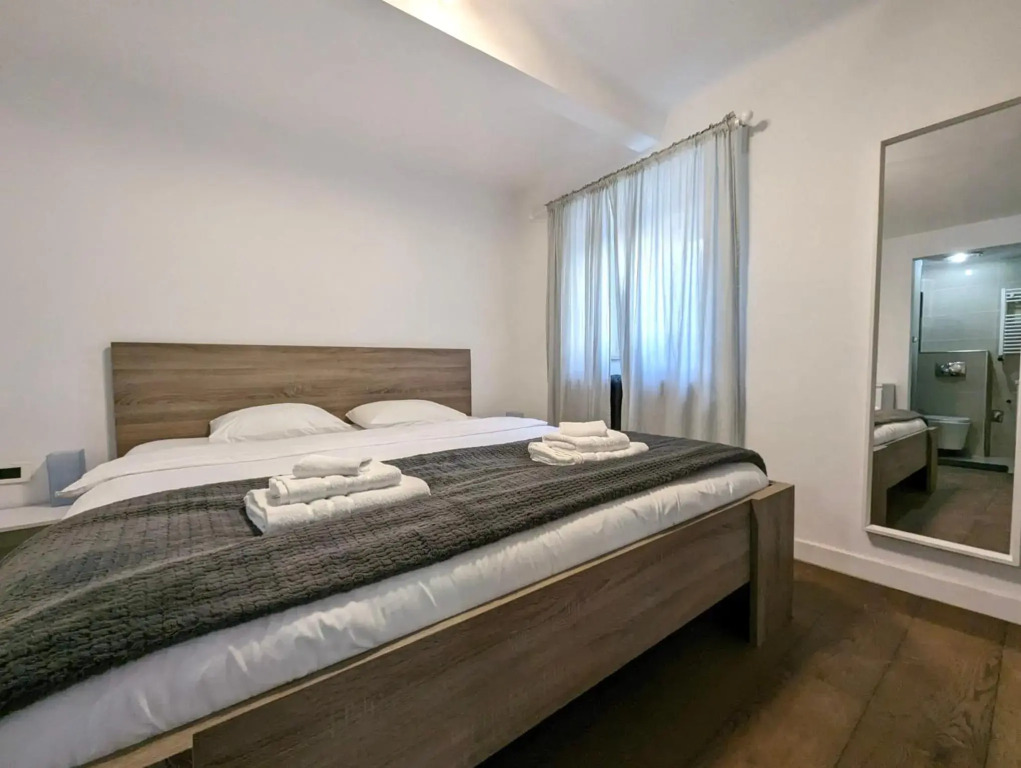 Fantabulous Downtown Abode w King Bed, 65" TV, Washer and Tumble Dryer