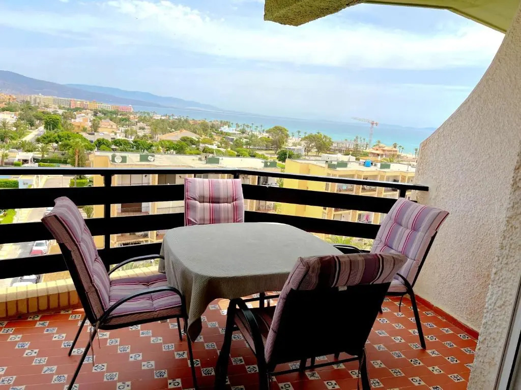 Apartamento Roquetas de Mar Urbanización, 2 dormitorios, Gran Terraza con vista al mar, wi-fi, parking y piscina