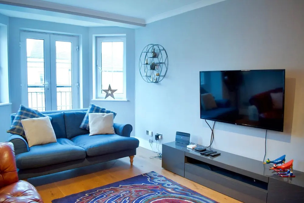 Large 2 Bedroom Flat in Leith With Free Parking