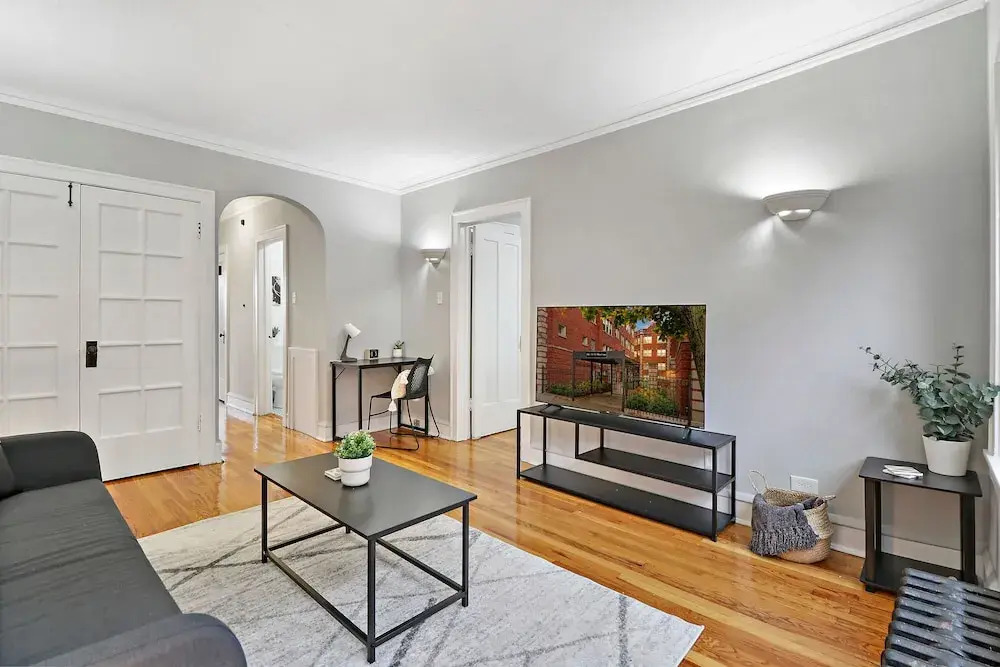 1BR Portage Park Apt in Montrose