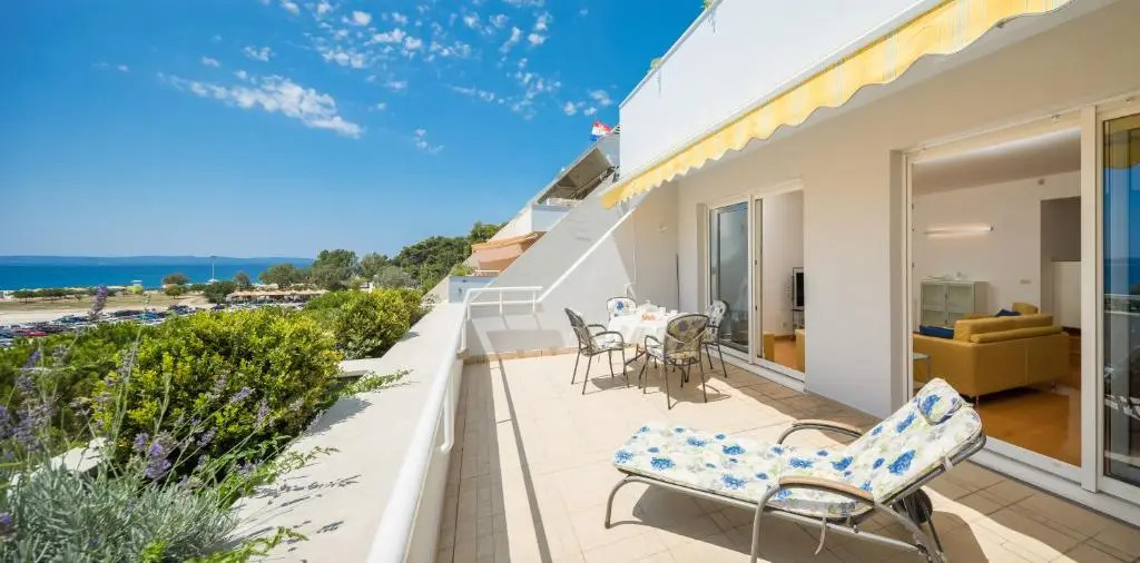 Seaside Apartment Gold 1row