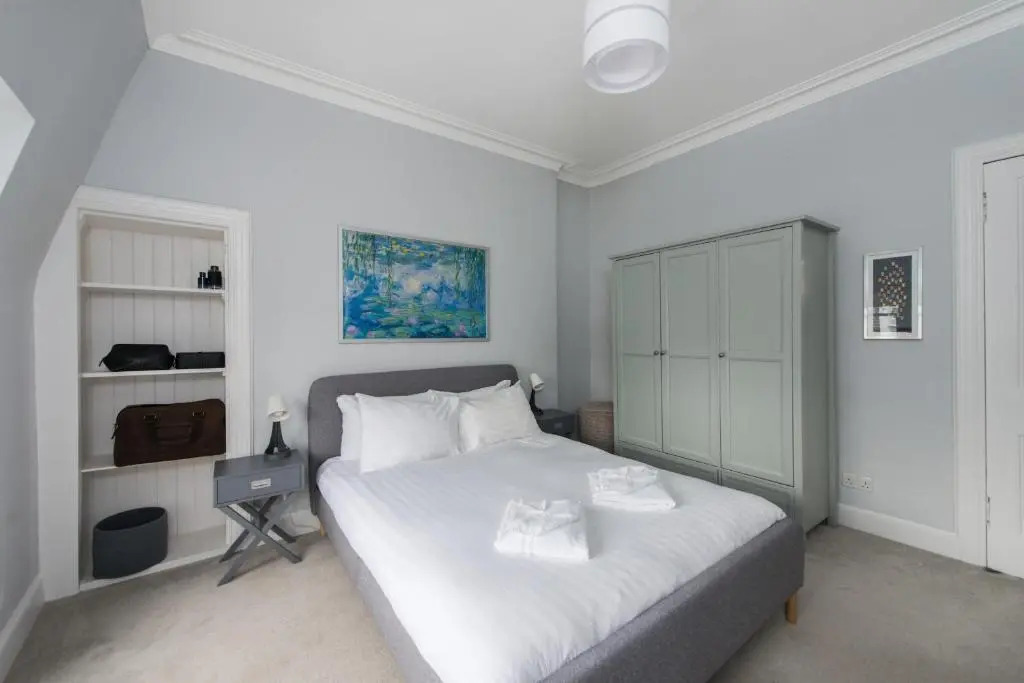 Bright 2 bed apartment North Berwick High Street