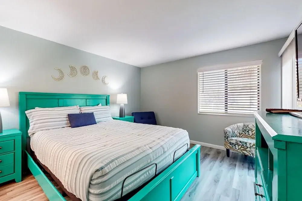 Water-view Dog-friendly Home With Outdoor Space & Entertainment Options