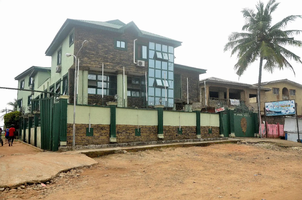 Oyins Holiday Inn Annex