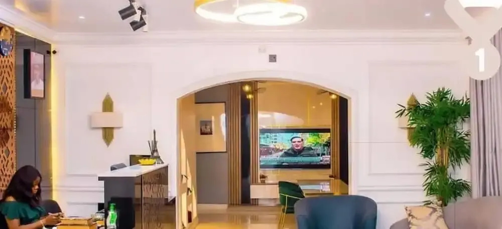 Montcrest Hotel & Lounge