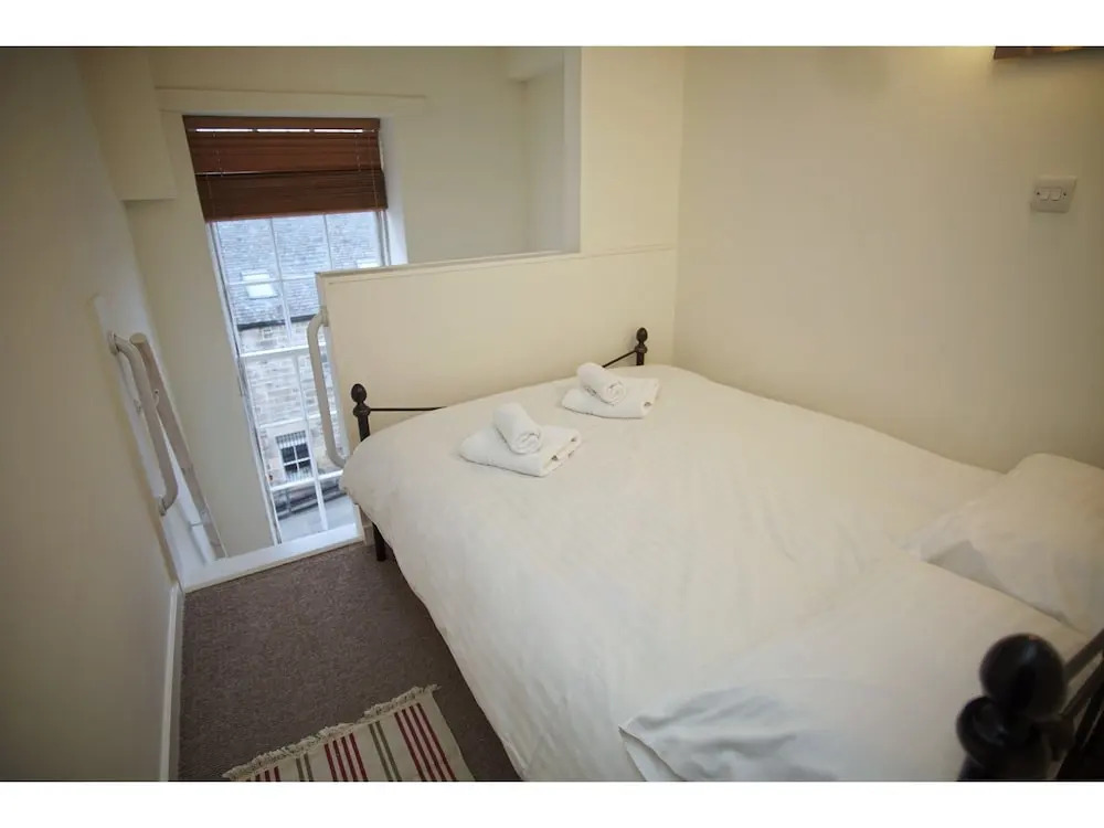 Bright, Spacious Old Town Flat for 6