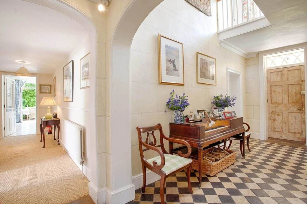 Secluded country house gem with swimming pool & tennis court