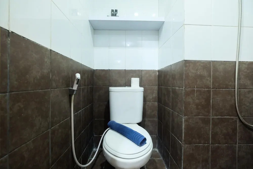 Homey 1BR with Spacious Living Room and Sofa Bed Green Pramuka Apartment