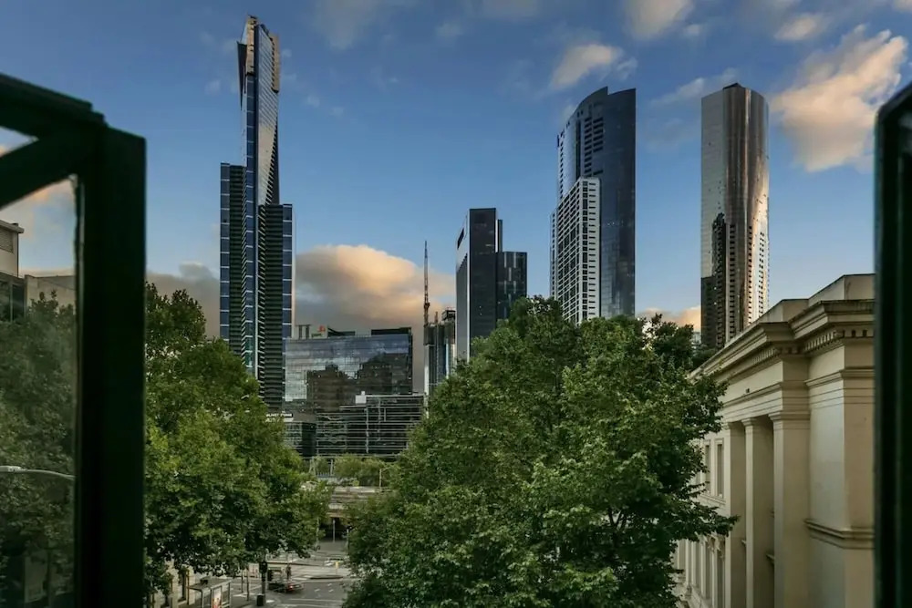 1-bedroom Unit in Classic Melbourne CBD Building!