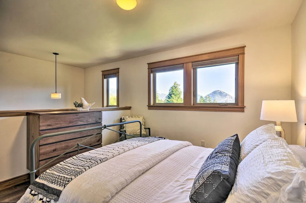 Scenic Studio w/ Loft & View of the Columbia River