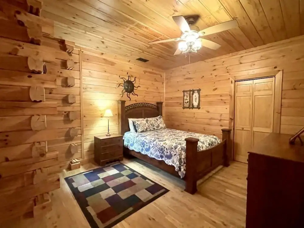 A true log cabin with 360 degree mountain views - Pet and Motorcycle friendly! 5 Bedroom Cabin by RedAwning