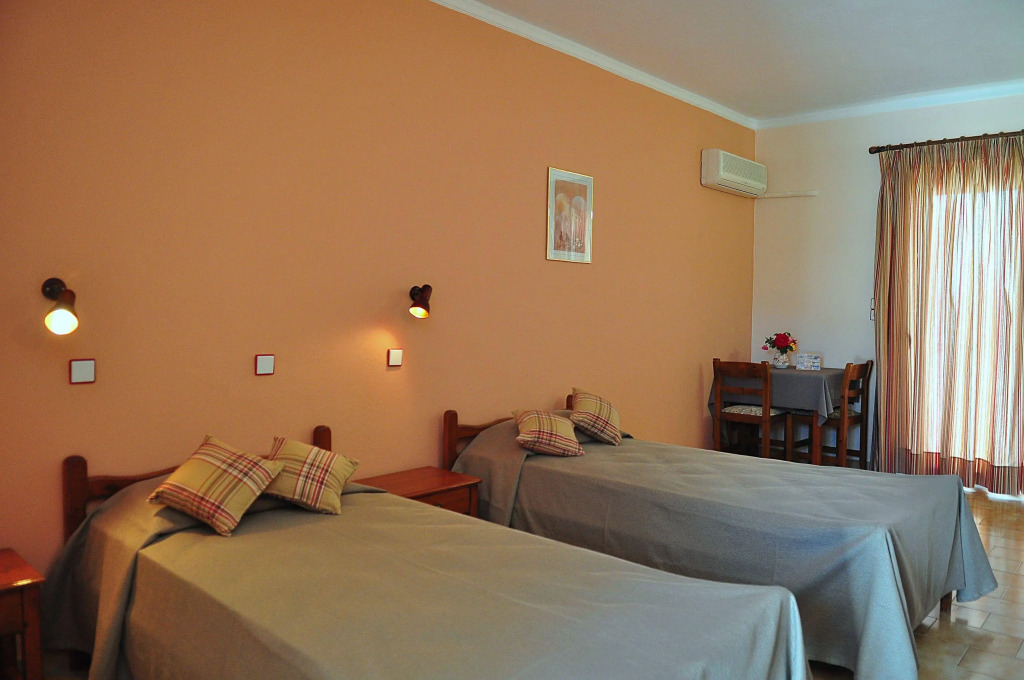 Sandy's Studios Apartments & Log Villas