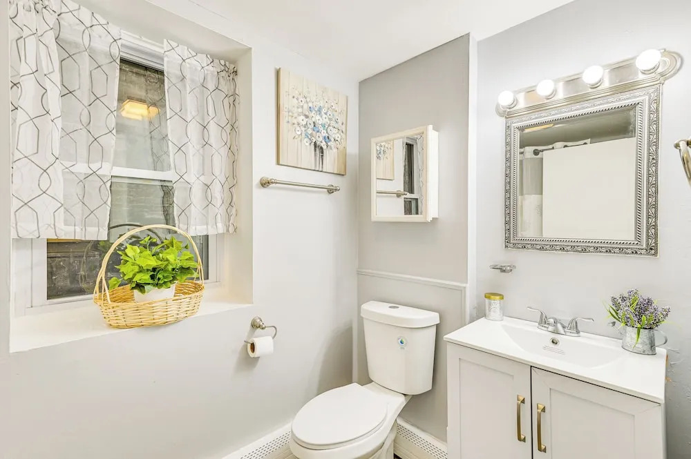 Walk to Downtown Albany: Ten Broeck Triangle Apt!