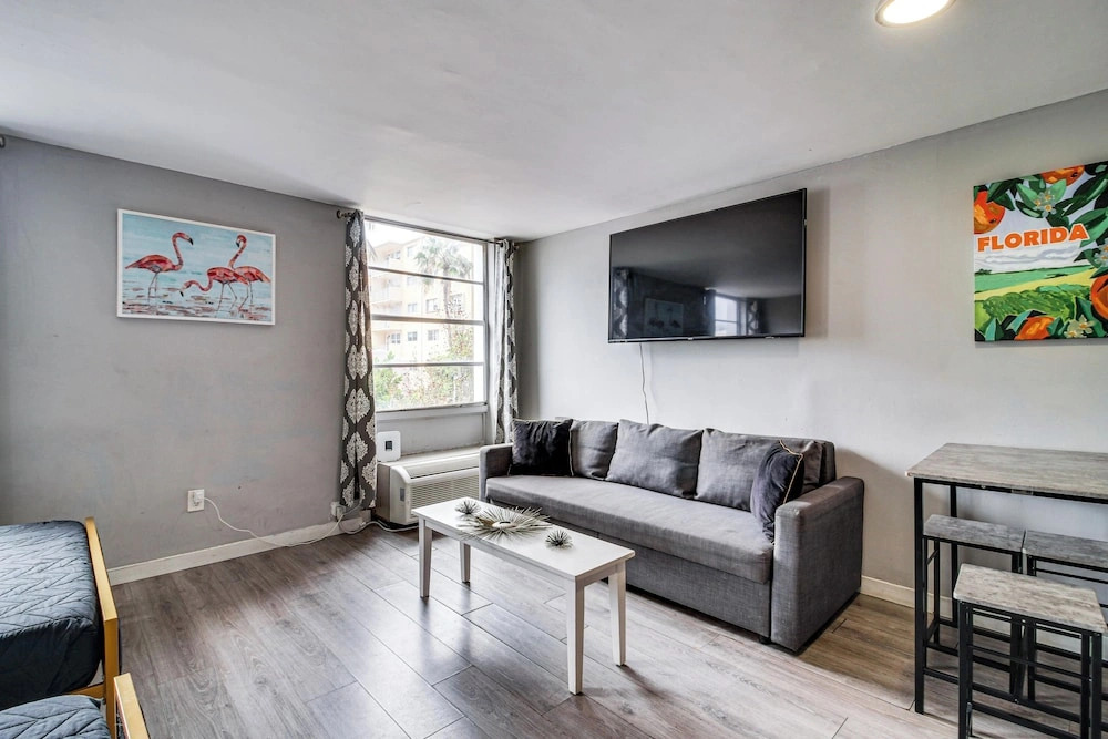 2 Blocks to Shore! Chic South Beach Studio