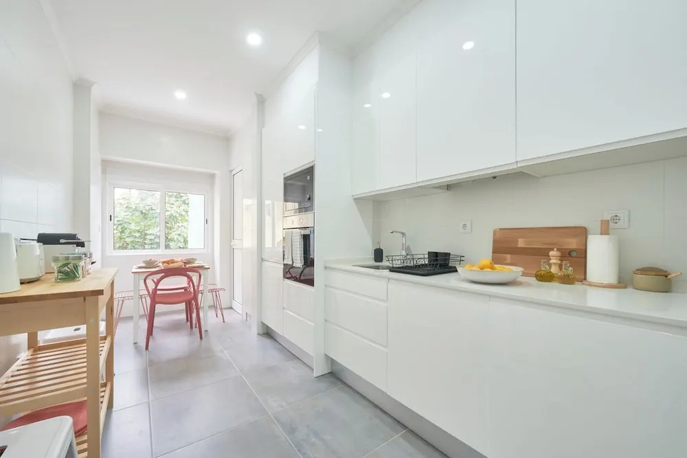 Spacious & Light Filled 4Br Apartment By Timecoler